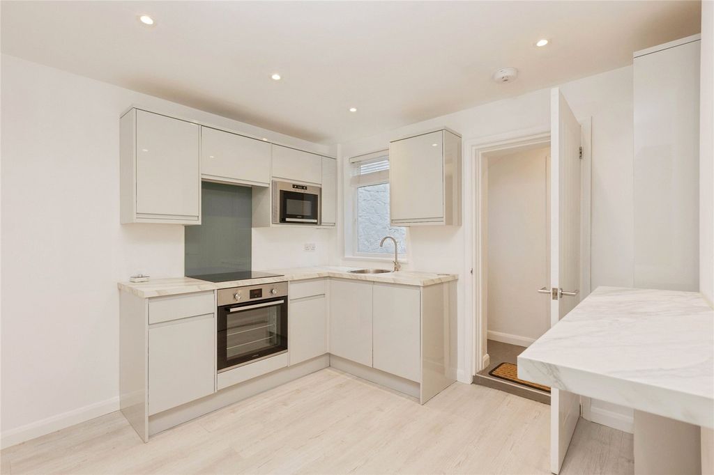 Property photo 2 of 16 Picture No. 17