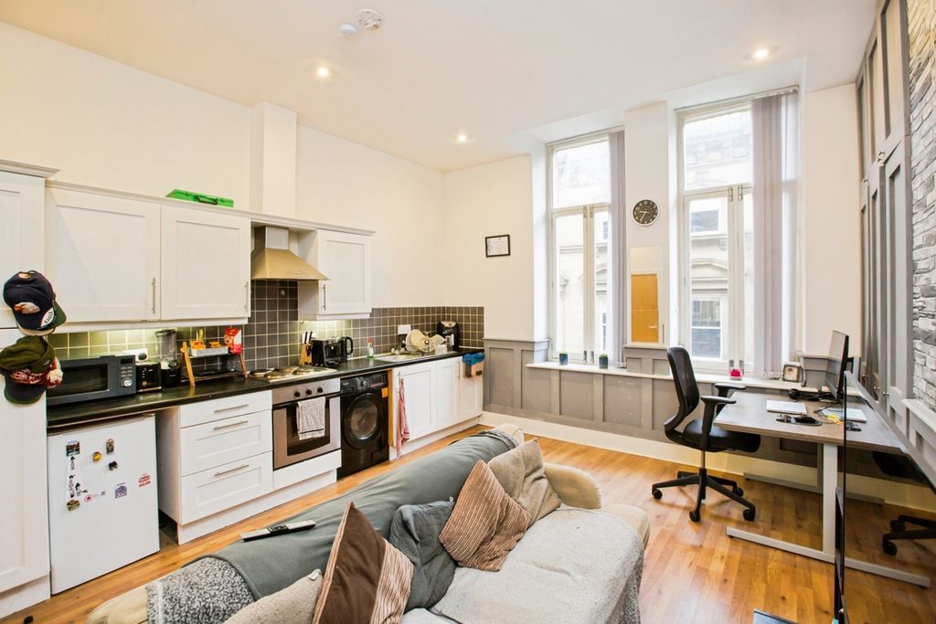 Property photo 2 of 19 Lounge / Kitchen