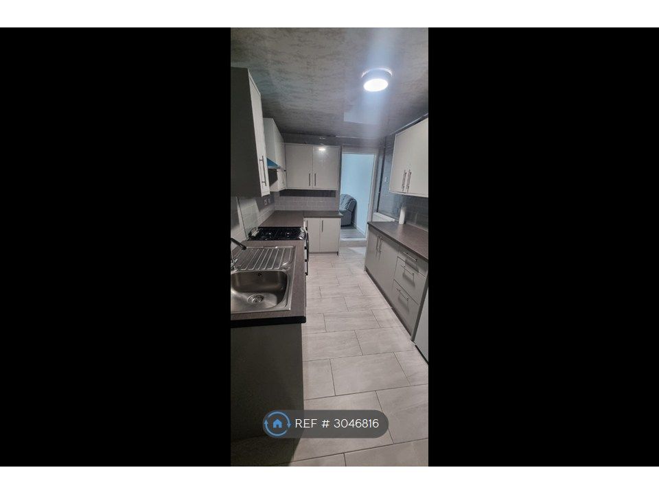 Property photo 3 of 12 Kitchen