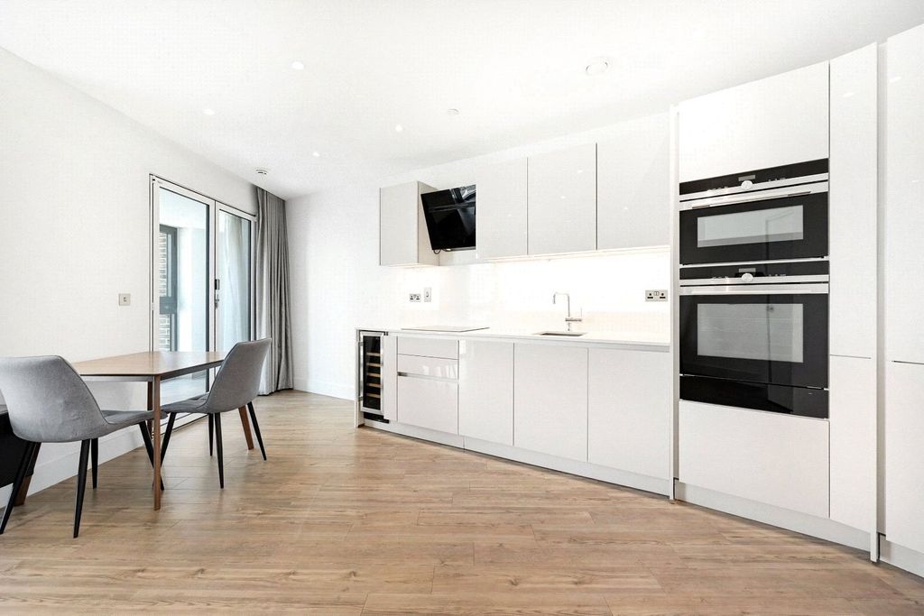 Property photo 2 of 13 Wiverton Tower