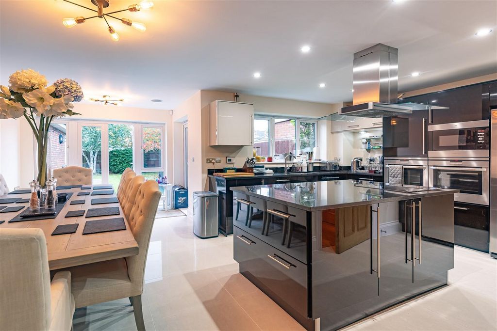 Property photo 2 of 15 12 Boleyn Row (13).Jpg