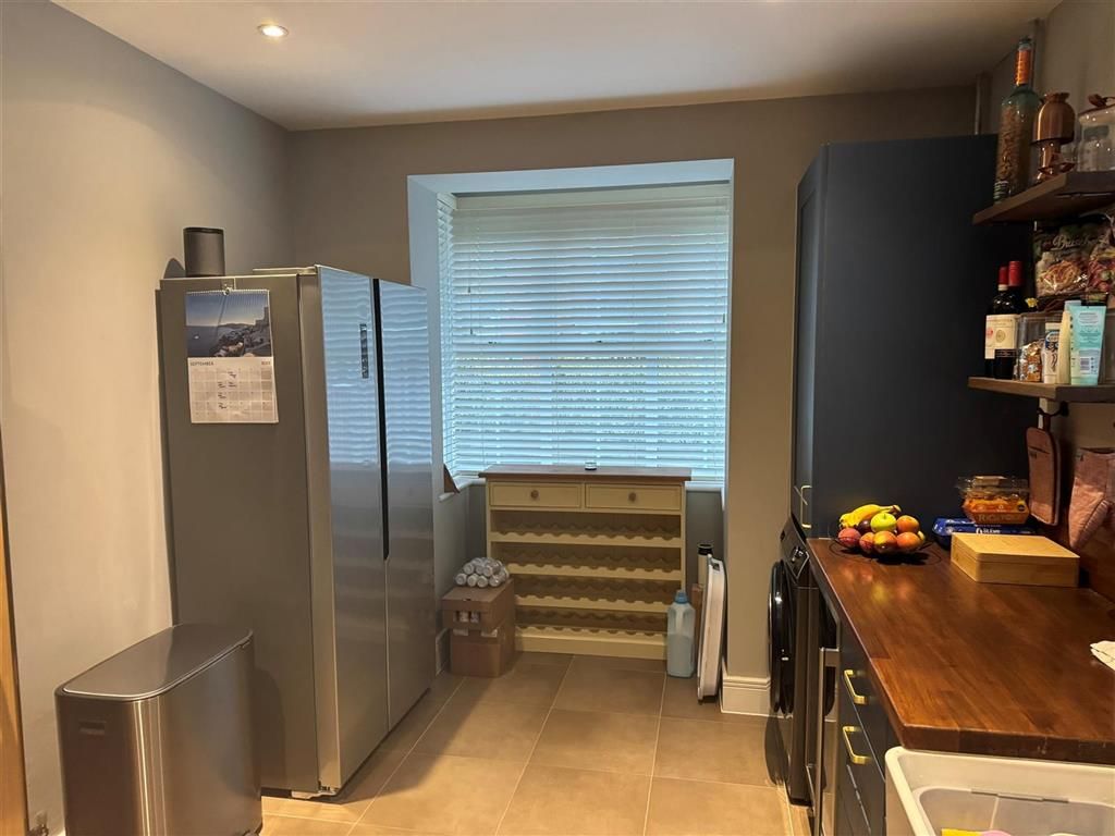 Property photo 2 of 12 Kitchen