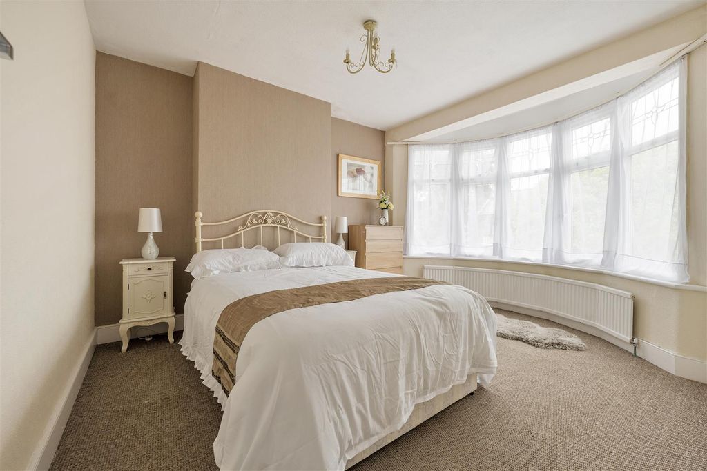 Property photo 3 of 19 Rowden Road, E4