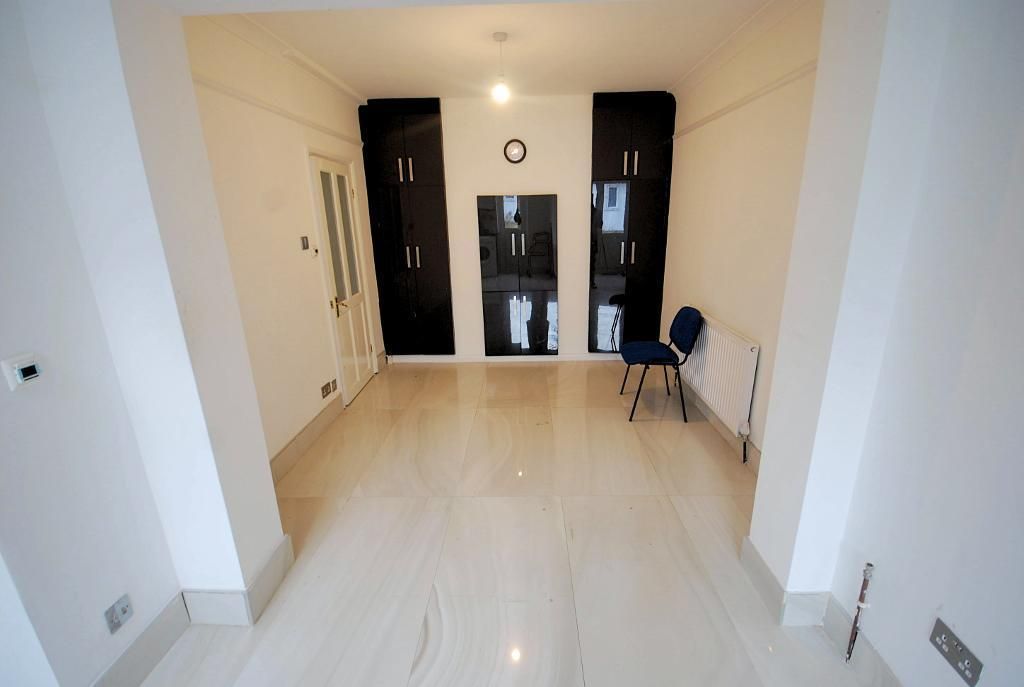 Property photo 3 of 11 Living