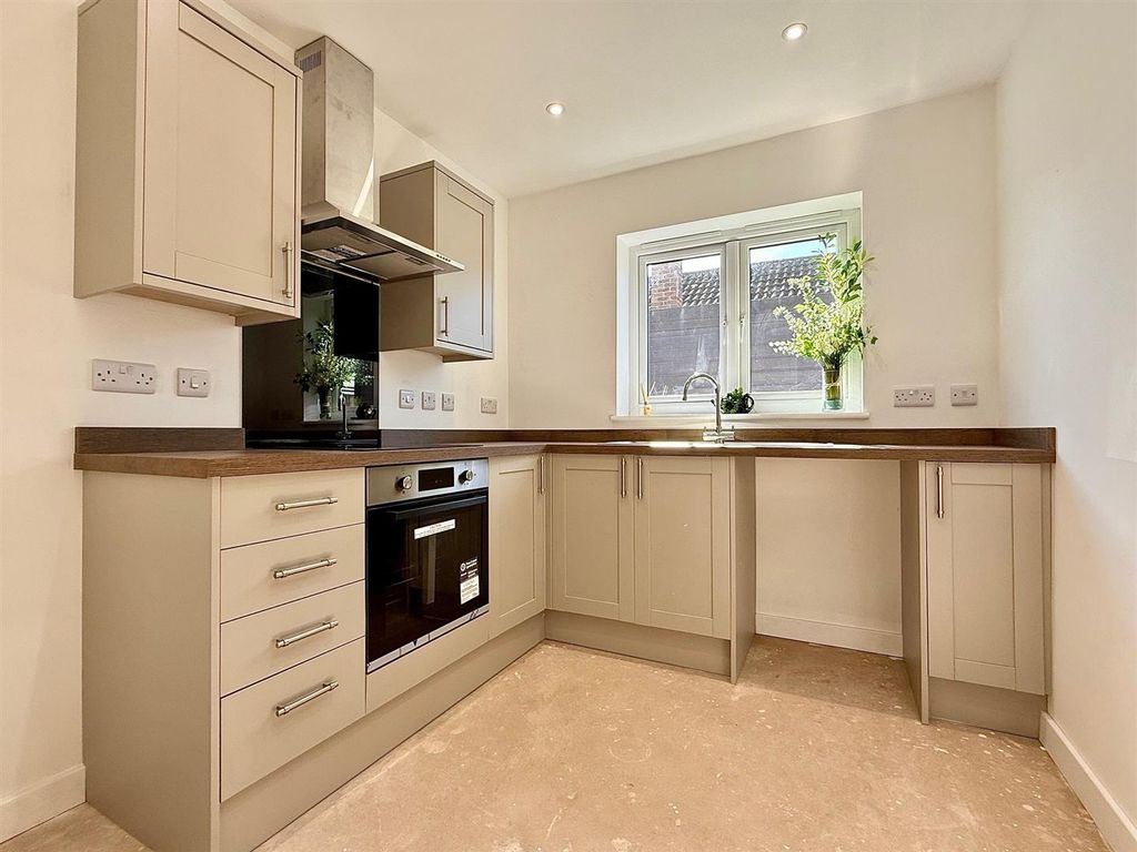 Property photo 2 of 12 Kitchen