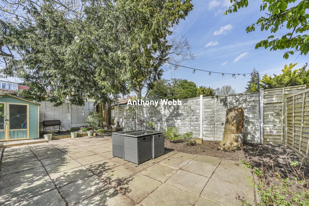 Property photo 2 of 17 Garden