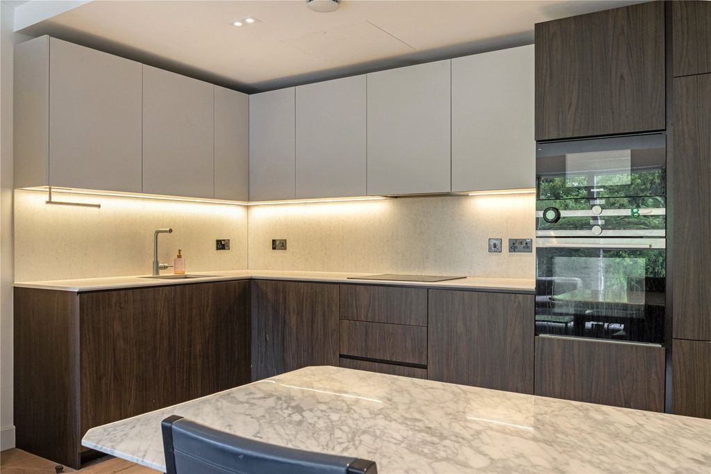 Property photo 3 of 11 Kitchen