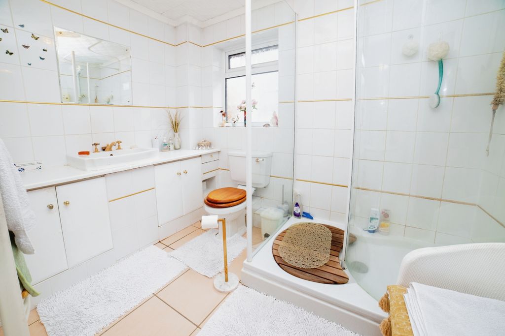 Property photo 3 of 12 Bathroom