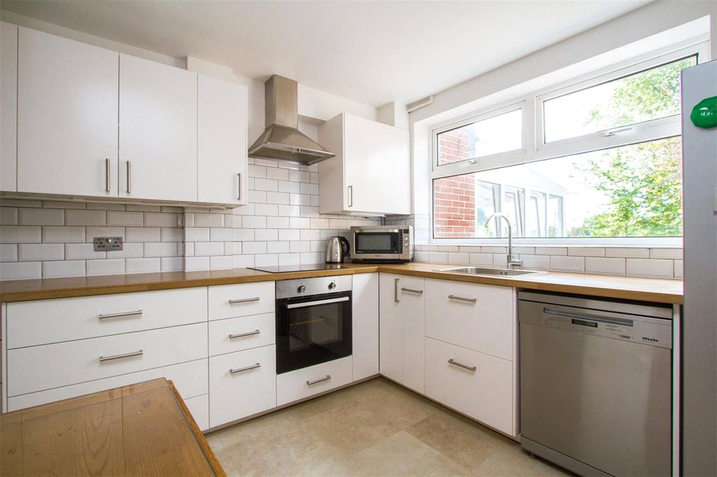 Property photo 2 of 18 Picture No. 15