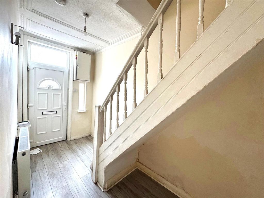 Property photo 2 of 11 Entrance Hall