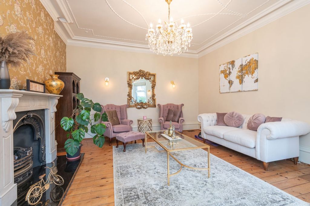 Property photo 2 of 27