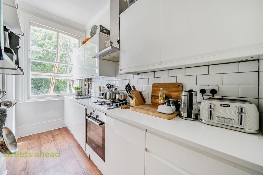 Property photo 3 of 12 F3B2Beeb-2A70-43F...