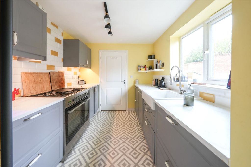 Property photo 3 of 12 Kitchen