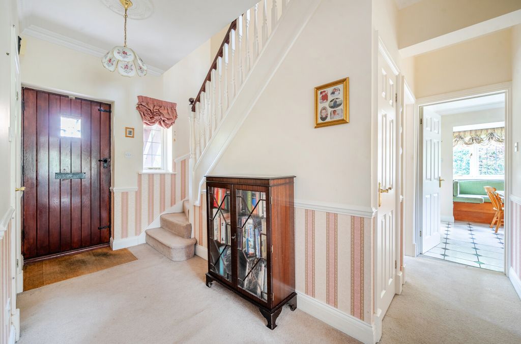 Property photo 3 of 23 1364930-17-68ee25...