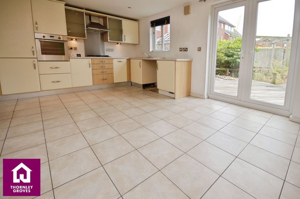 Property photo 3 of 19 Kitchen