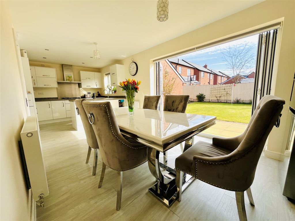 Property photo 3 of 31 Live In Dining Kitchen
