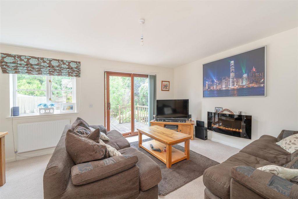 Property photo 3 of 19 85_Springwood_Rise-4.Jpg