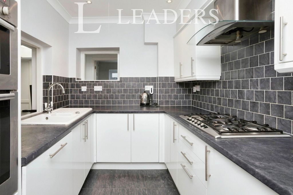 Property photo 3 of 10 Kitchen