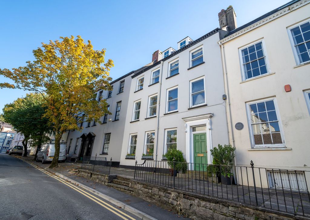 Property photo 3 of 41