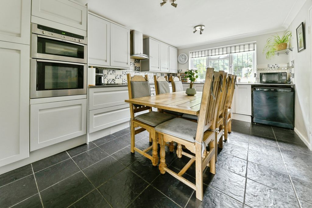 Property photo 3 of 18 Kitchen