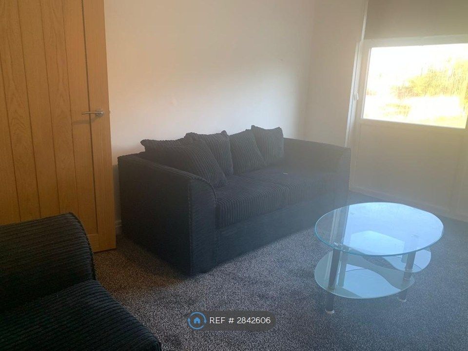 Property photo 2 of 8 Large And Airy Living Area