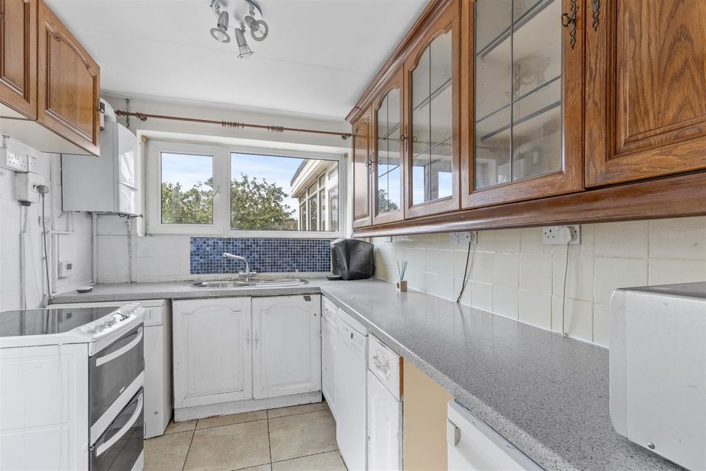 Property photo 3 of 15 39 Terryfield Road, Hp13 7Ry-9.Jpg