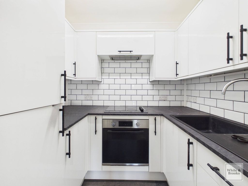 Property photo 3 of 17 Kitchen