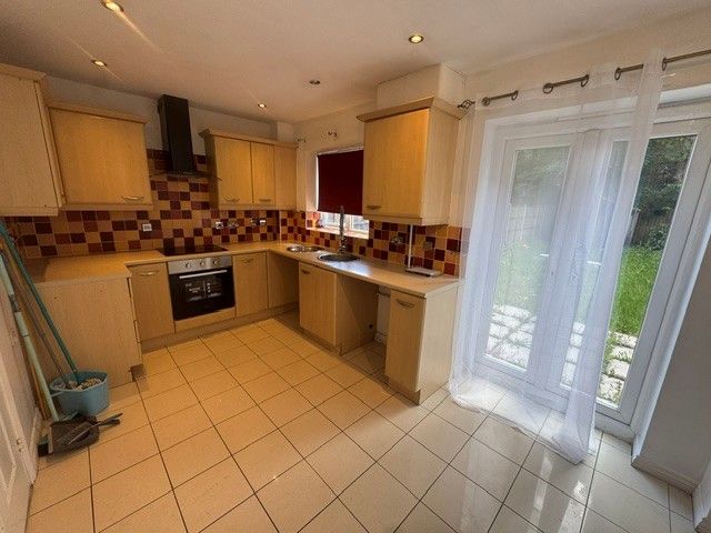 Property photo 3 of 10 Kitchen