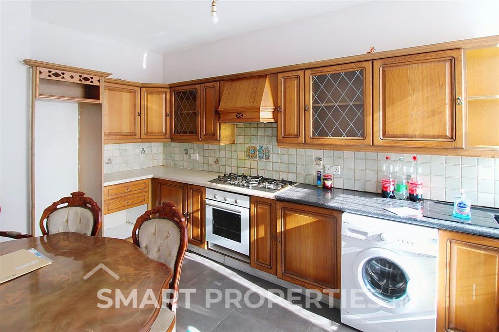 Property photo 3 of 6 Kitchen