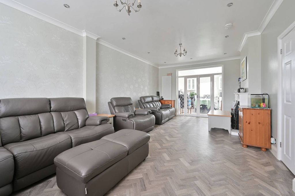 Property photo 3 of 25