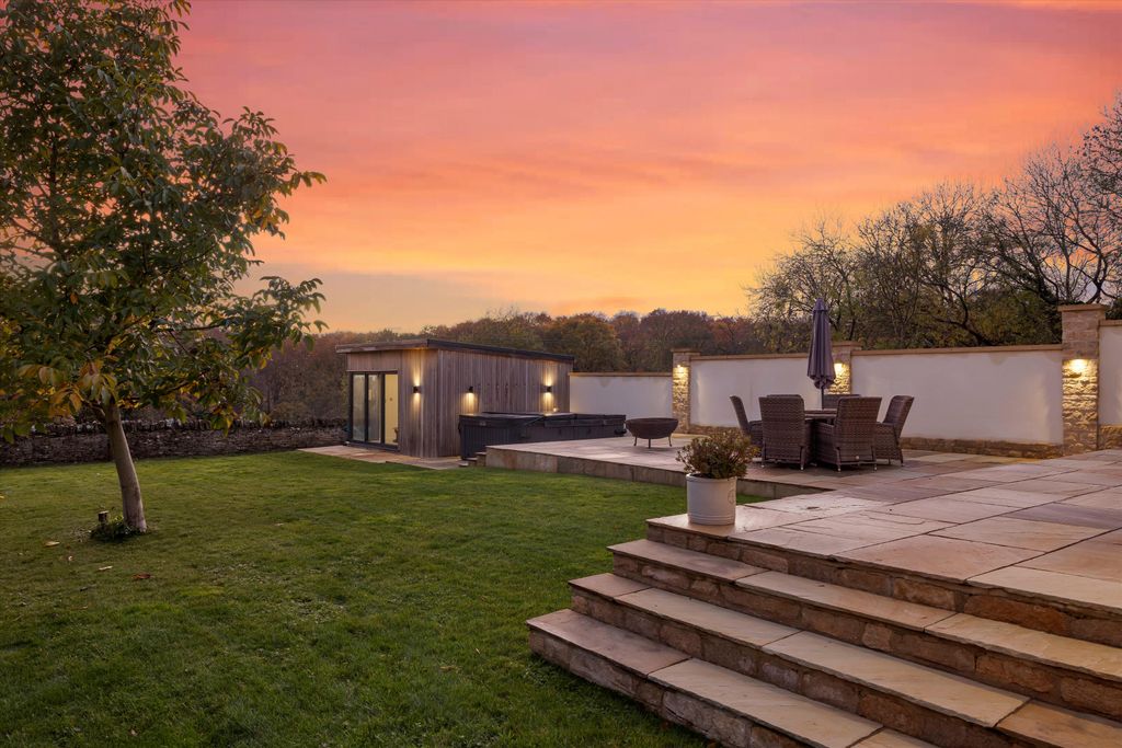 Property photo 2 of 33 Image