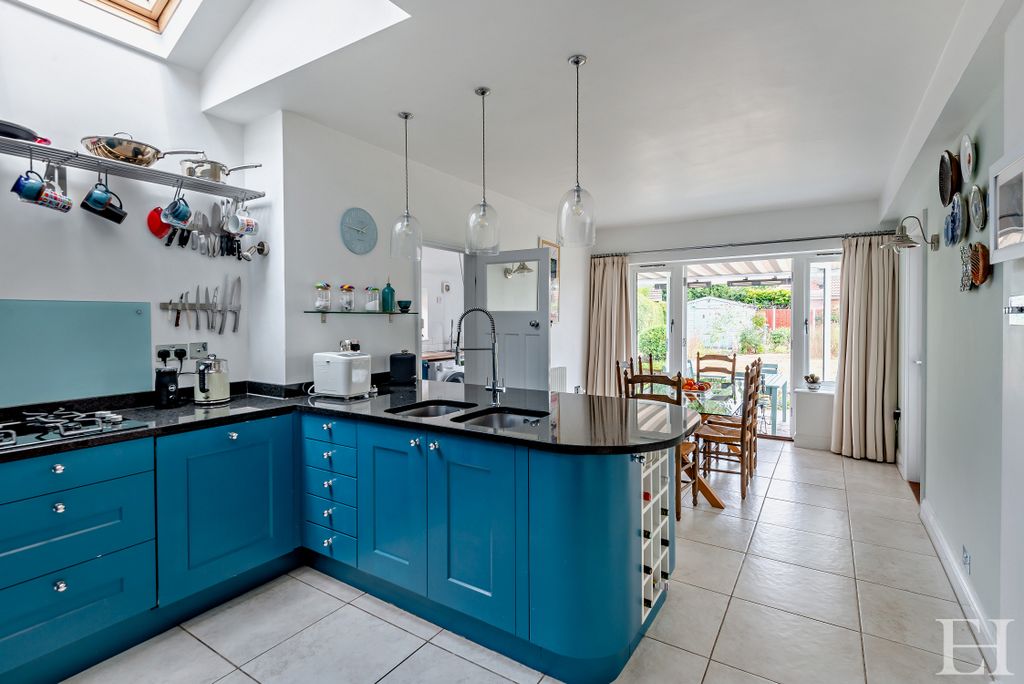 Property photo 3 of 18 8656671-Interiorwm14-800