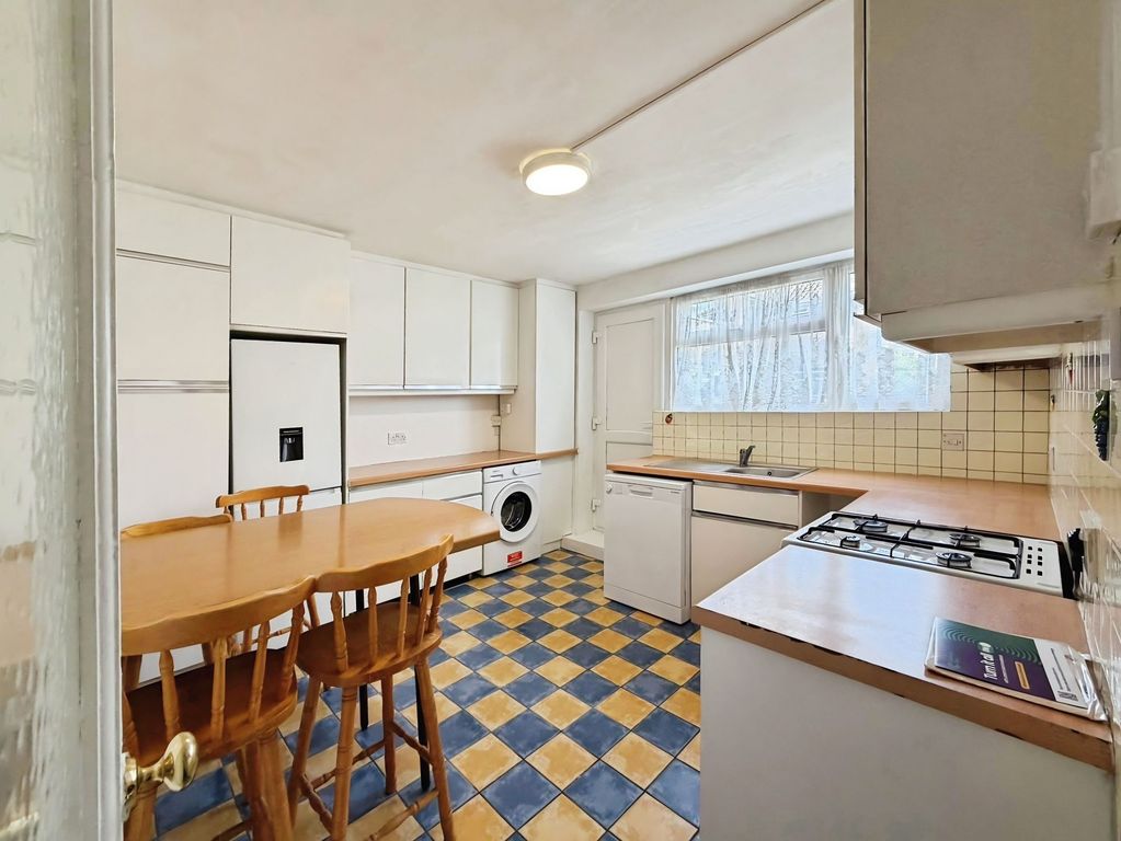 Property photo 2 of 9 Kitchen