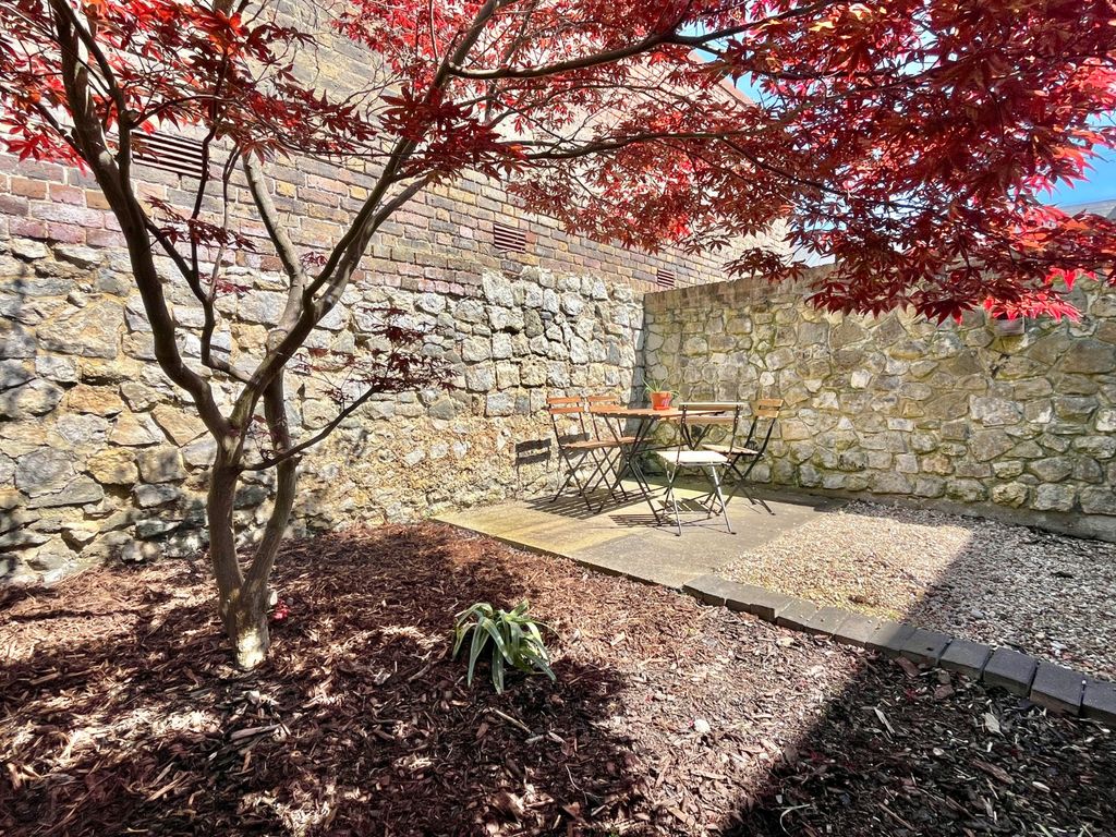 Property photo 2 of 20 Private Garden