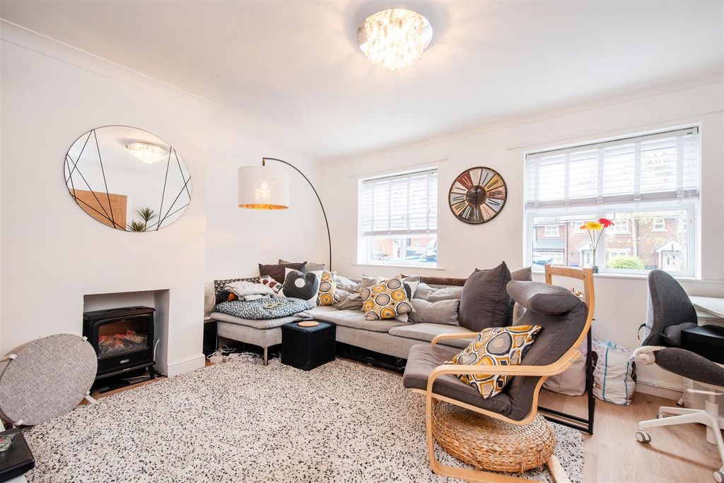 Property photo 2 of 19 Lounge