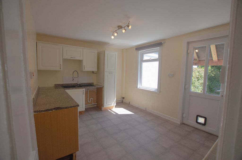 Property photo 2 of 10 12 Green Lane-8