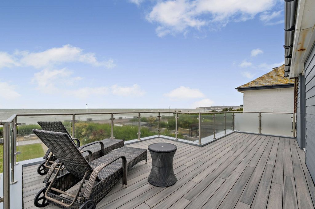 Property photo 3 of 17 Balcony