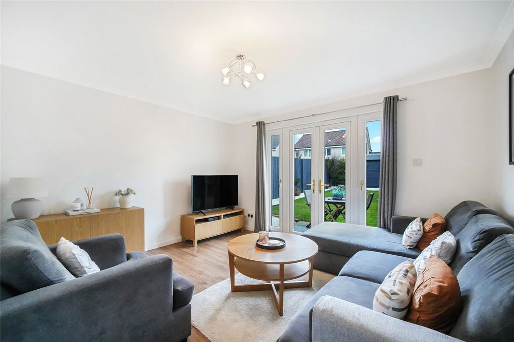 Property photo 2 of 22 Living Room