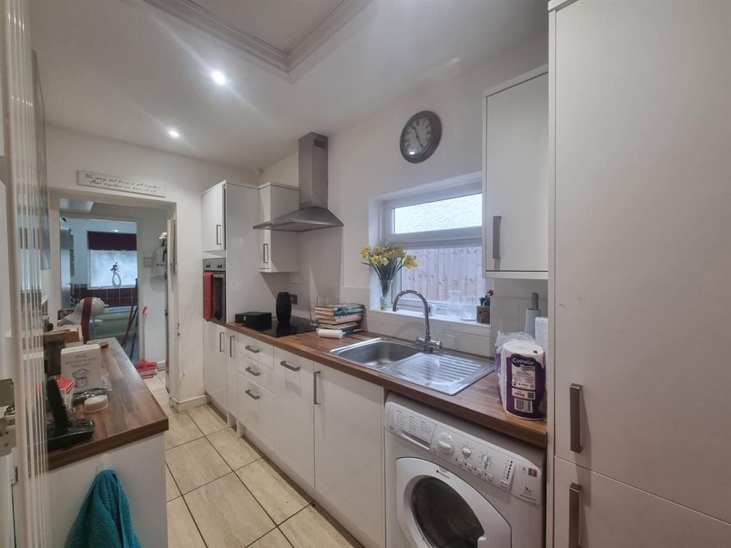 Property photo 3 of 14 Kitchen