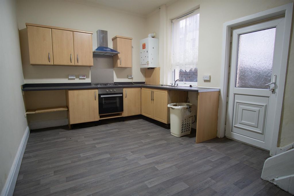 Property photo 3 of 7 Kitchen