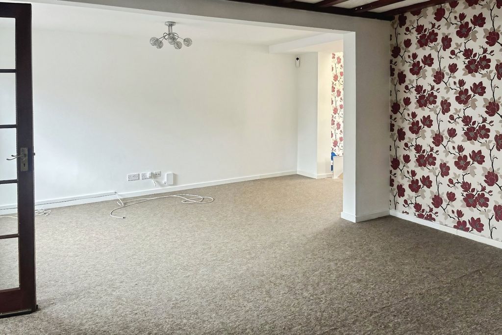 Property photo 2 of 10 Living Room