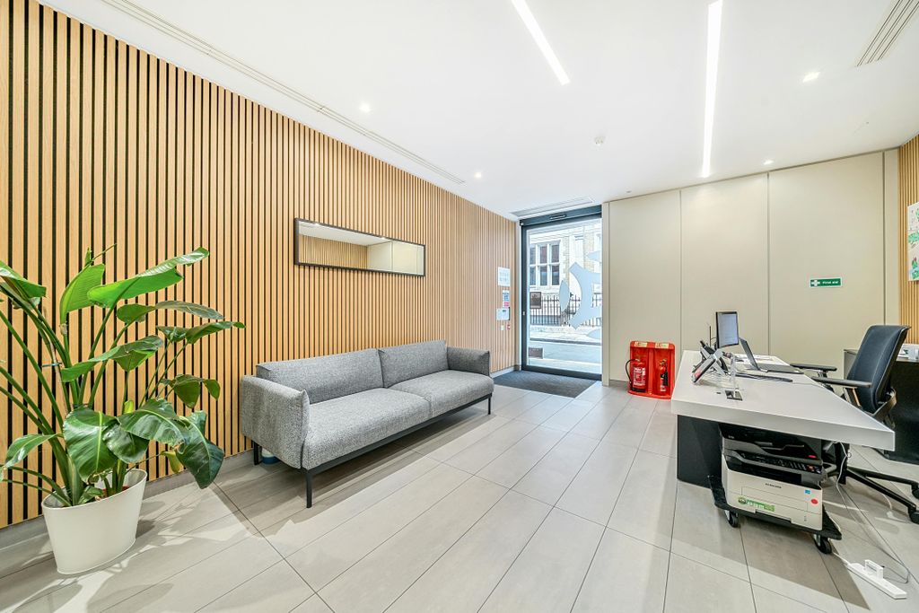 Property photo 3 of 14 13108151684Aac0E2c797Arw 4.Jpg