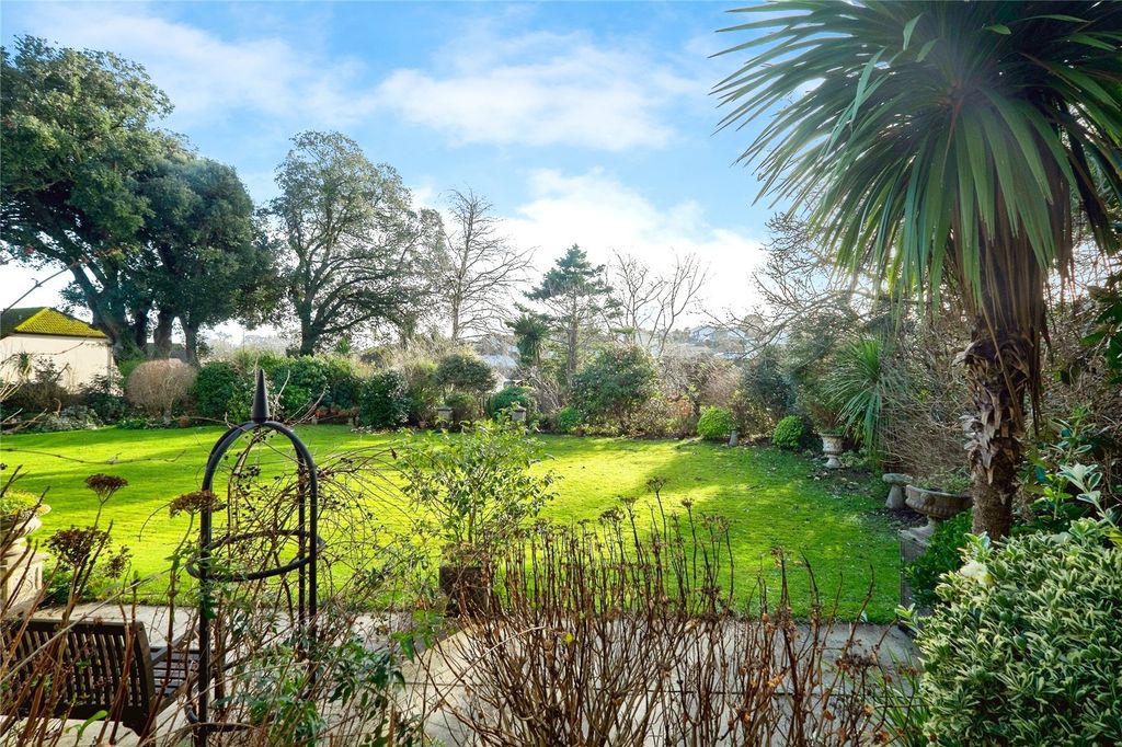 Property photo 3 of 14 Communal Garden