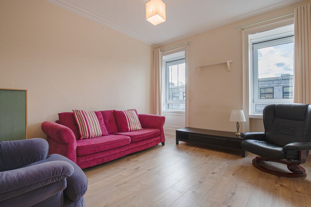 Property photo 1 of 9 Livingangle1