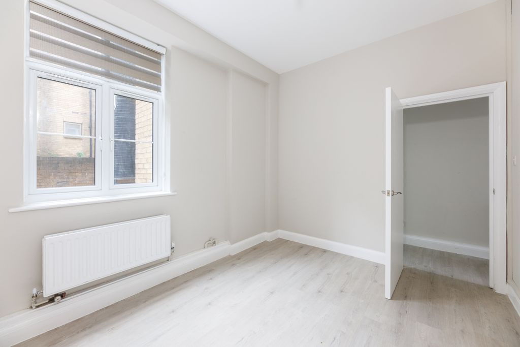 Property photo 3 of 7 Wesbourne Grove 3...
