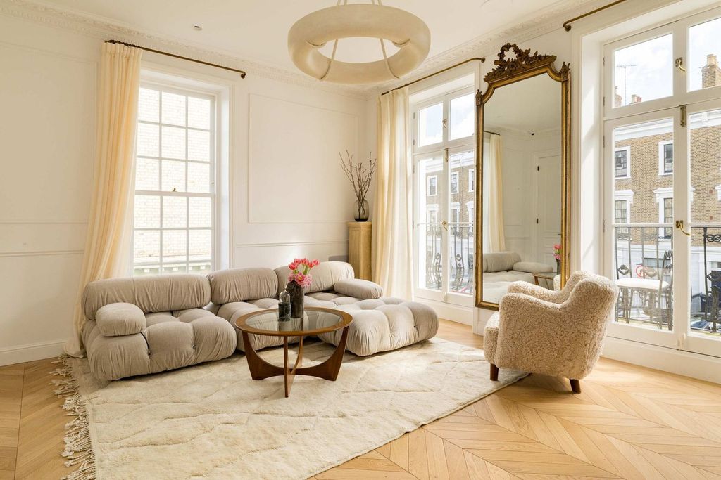 Property photo 1 of 40 Living Room