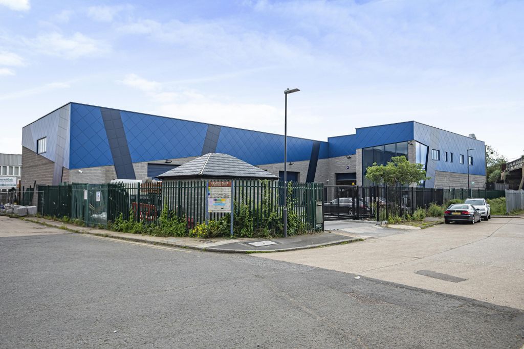 Property photo 2 of 11 855025 11.Jpg