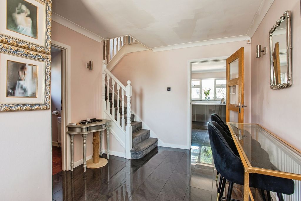 Property photo 2 of 16 Entrance Hall