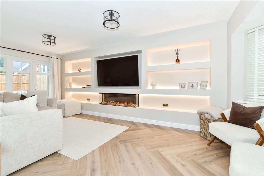 Property photo 3 of 13 Lounge