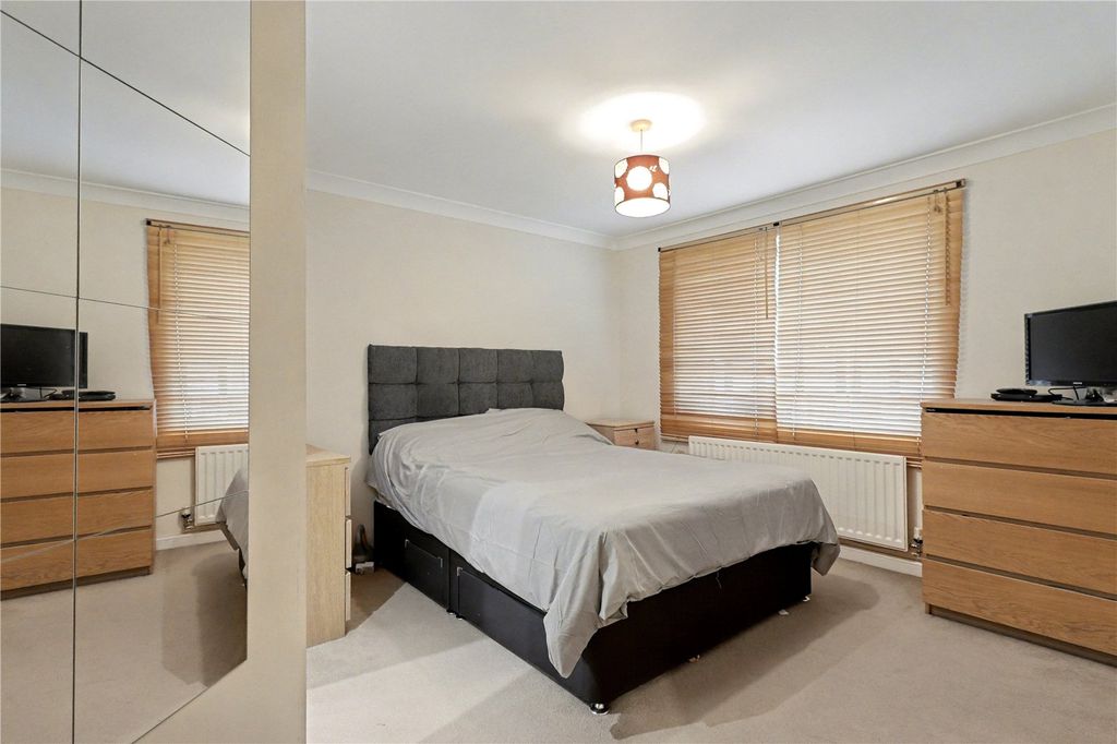 Property photo 3 of 9 Bedroom